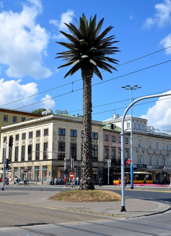 Sztuczna palma rondo gen. Charlesu2019a de Gaulleu2019a w Warszawie