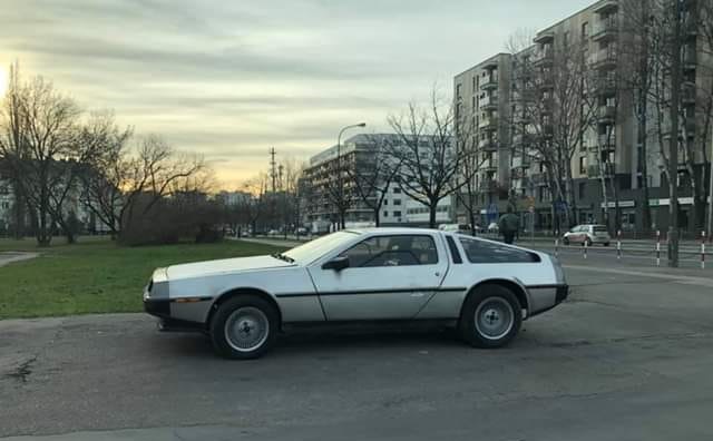 Samochód z „Powrót do przyszłości” zaparkowany przy ulicy
