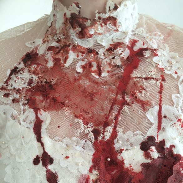 krwawa suknia slubna