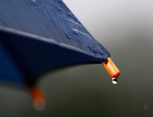 parasol w deszczu
